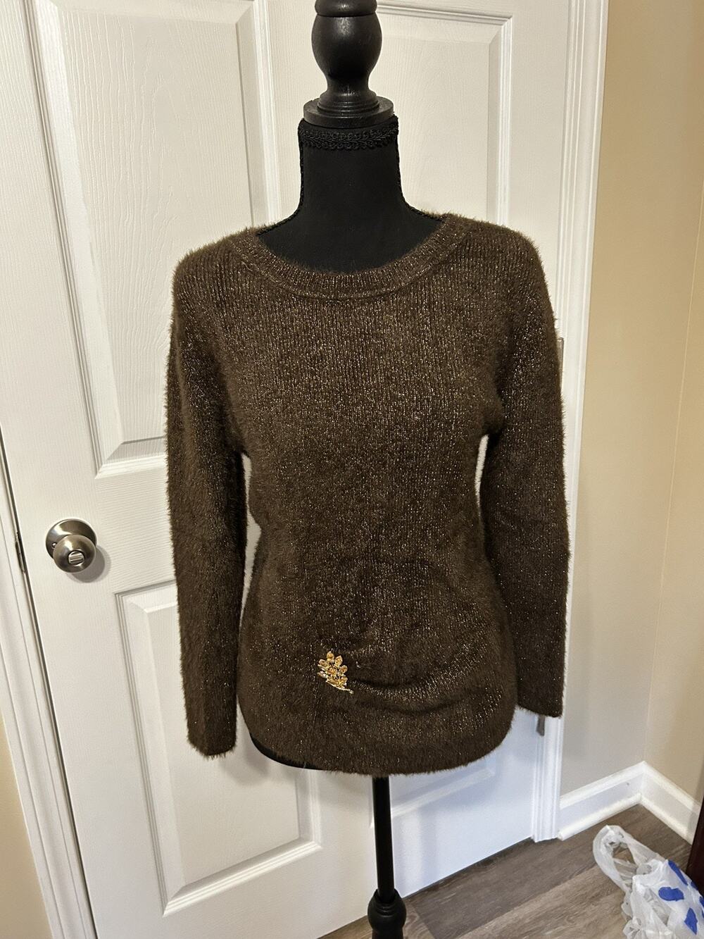 Liz Claiborne Women's Soft Brown & Gold Glimmer Sweater w/ Brooch. Sz Medium